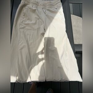 ATHLETA WOMENS WIDE LEG KHAKI CAPRI - size 8